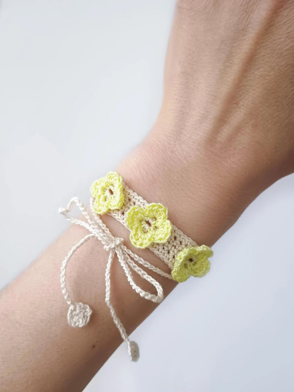 Cute Floral Crochet Bracelet Pattern
