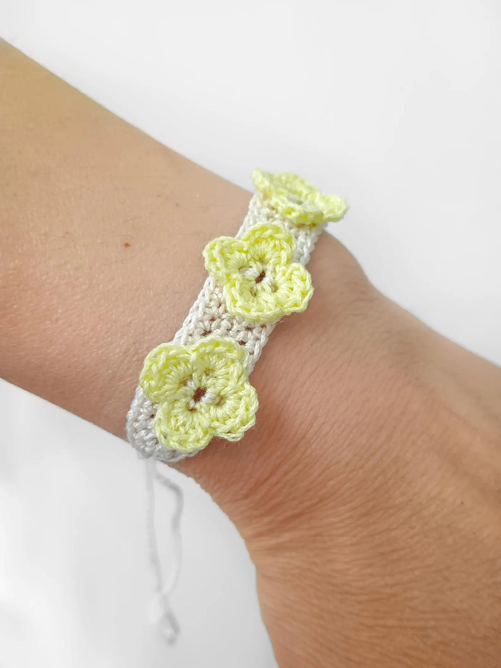Cute Floral Crochet Bracelet Pattern
