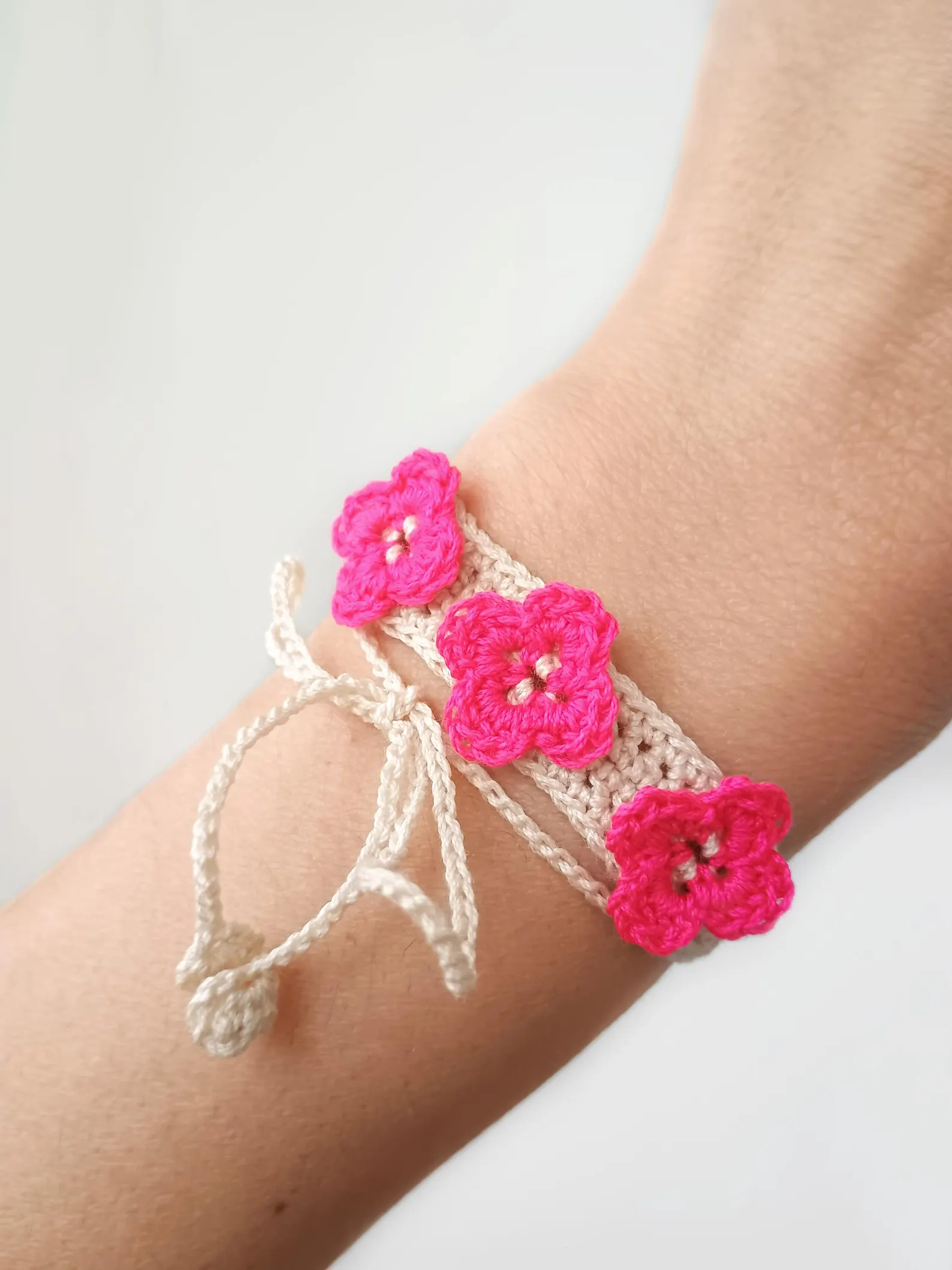 Cute Floral Crochet Bracelet Pattern